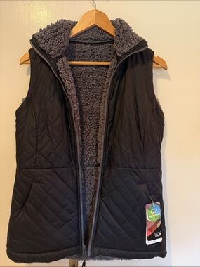 Mountain Hardwear Quilted Reversible Vest in Black and Gray